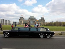 Tour privato di Berlino con guida su una limousine Trabant