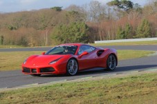 Guida una Ferrari F 488 1 giro all'Autodromo di Ortona, Abruzzo