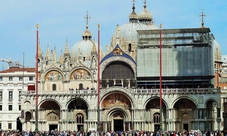 Venezia: giro in gondola lungo il Canal Grande