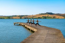 Lezione di Yoga in riva al lago e picnic