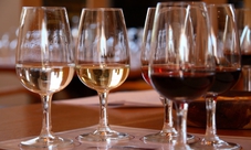 Degustazione di vini con sommelier e aperitivo per 2 persone