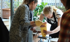 Lezione di cucina: pranzo o cena con vino in compagnia di uno chef locale