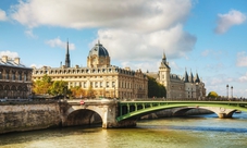 Guided tour of Notre Dame, Ile de la Cité and Wine Tasting
