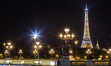 Parigi di notte: tour della città illuminata e Moulin Rouge con Champagne