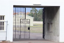 Il tour commemorativo del campo di concentramento di Berlino Sachsenhausen