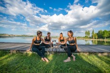 Lezione di Yoga in riva al lago e picnic