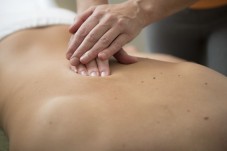 Aromatouch: risveglio e allineamento dei chakra con gli oli essenziali