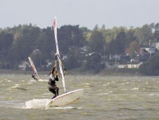 Corso introduttivo di windsurf a Tarquinia Lido (VT).