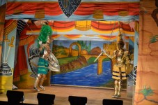 Spettacolo di burattini tradizionale in un teatro antico a Siracusa