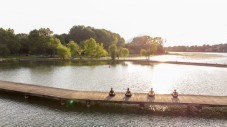 Lezione di Yoga in riva al lago e picnic