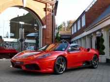 Guida Ferrari F 430 2 giri all'autodromo di Torino, le Sirene