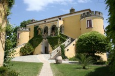 Tre Magiche Notti in Agriturismo con Castello per Due persone 