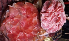Prosciutto di Parma, parmigiano e altri prodotti locali accompagnati da vino a Busseto