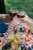 Picnic tra i vigneti con bottiglia di vino