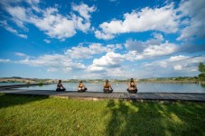 Lezione di Yoga in riva al lago e picnic