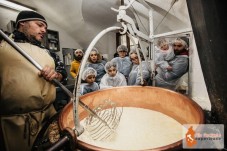 Scopri il Segreto del Formaggio: Esperienza Familiare in un’antica Latteria Piemontese