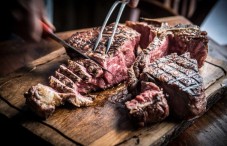 Pranzo a base di bistecca fiorentina e degustazione vini