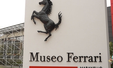 Tour Ferrari con pranzo e degustazione di vini, con partenza da Siena