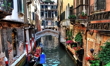 Venezia: giro in gondola lungo il Canal Grande