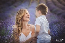 Un servizio fotografico per famiglie tra i campi di lavanda