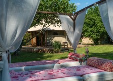 Soggiorno in suite tenda di lusso con chic picnic