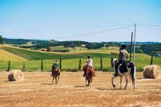 Passeggiata a Cavallo in Toscana con Visita al Borgo di Montelopio