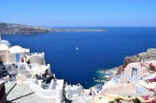 Viaggio Regalo Santorini per Due: Volo + Hotel e Tramonto nell'Egeo