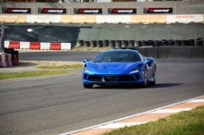 Sei giri in pista in Ferrari F8 Tributo