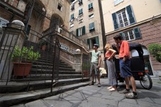 Famiglia in risciò a Genova