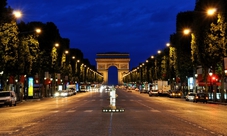 Parigi di notte: tour della città illuminata e Moulin Rouge con Champagne
