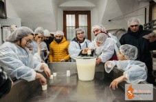 Scopri il Segreto del Formaggio: Esperienza Familiare in un’antica Latteria Piemontese