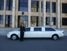 Tour privato di Berlino con guida su una limousine Trabant