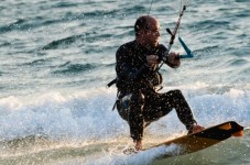 Sessione di kitesurf nella provincia di Brindisi.