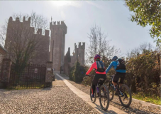 Bike tour tra borghi e giardini in fiore, nel basso Lago di Garda