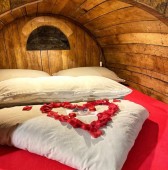 Soggiorno Weekend in una Botte per 2 Persone con Colazione