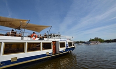 Crociera con pranzo sul fiume a Praga in compagnia di una guida e servizio di pick-up presso l'hotel