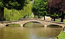 Oxford picnic cruise with glass of wine