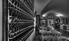 Cena a Santorini: un assaggio della cucina mediterranea