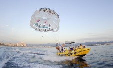 Giro in barca sul parapendio a Ibiza