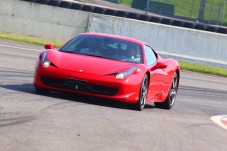 Guida in pista su Ferrari o Lamborghini all'Autodromo Castelletto di Branduzzo