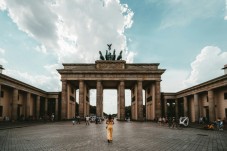 Tour privato di Berlino con guida su una limousine Trabant