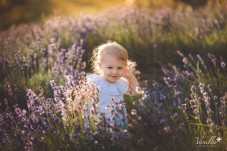 Un servizio fotografico per famiglie tra i campi di lavanda