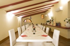 Degustazione di vini Bolgheri da Podere Sapaio in Toscana