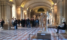 Visita al Louvre e tour di degustazione guidato in una cantina parigina con imbottigliamento ed etichettatura personalizzata