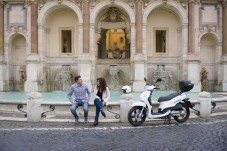 Noleggia uno scooter 125cc ed esplora Roma