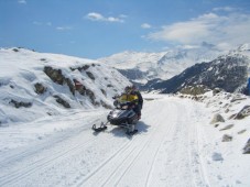 Escursione notturna in motoslitta