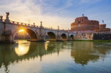 Autobus hop-on hop-off 48 ore con biglietti salta fila per il Colosseo