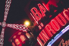 Cena Torre Eiffel, crociera sulla Senna e serata al Moulin Rouge con Champagne