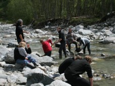 Ricerca dell'oro con barbecue sul fiume
