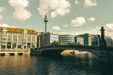 Berlino per due persone: volo, soggiorno e crociera serale in yacht con aperitivo